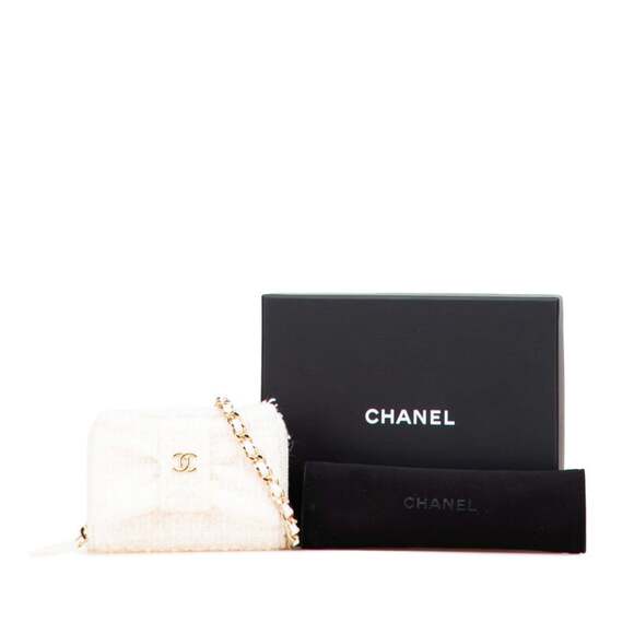 CHANEL Authentic White Leather Logo Wallet - Picture 9 of 10